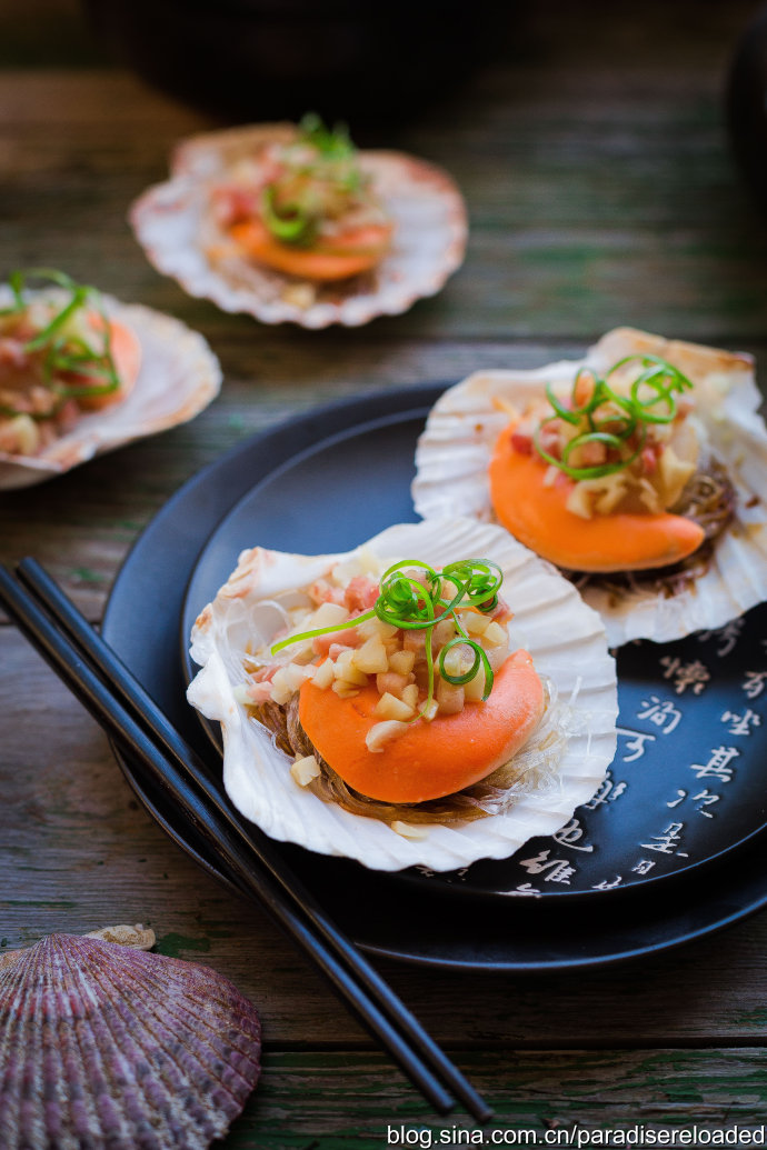 肥美鲜腴不容错过的【火腿蒜粒粉丝蒸扇贝王】