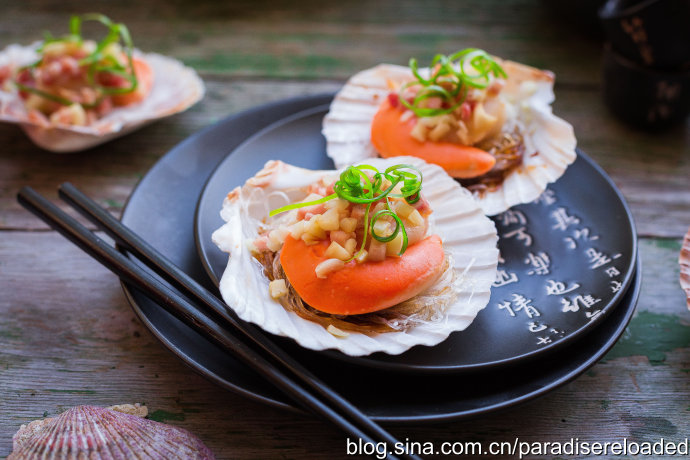 肥美鲜腴不容错过的【火腿蒜粒粉丝蒸扇贝王】