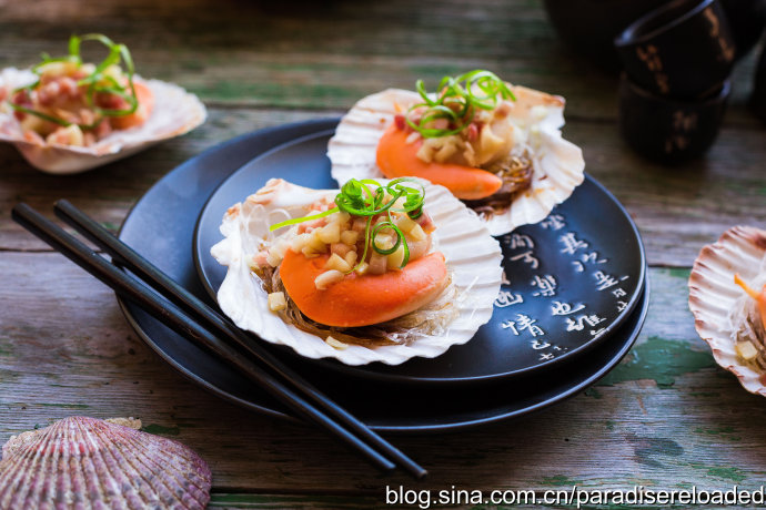 肥美鲜腴不容错过的【火腿蒜粒粉丝蒸扇贝王】